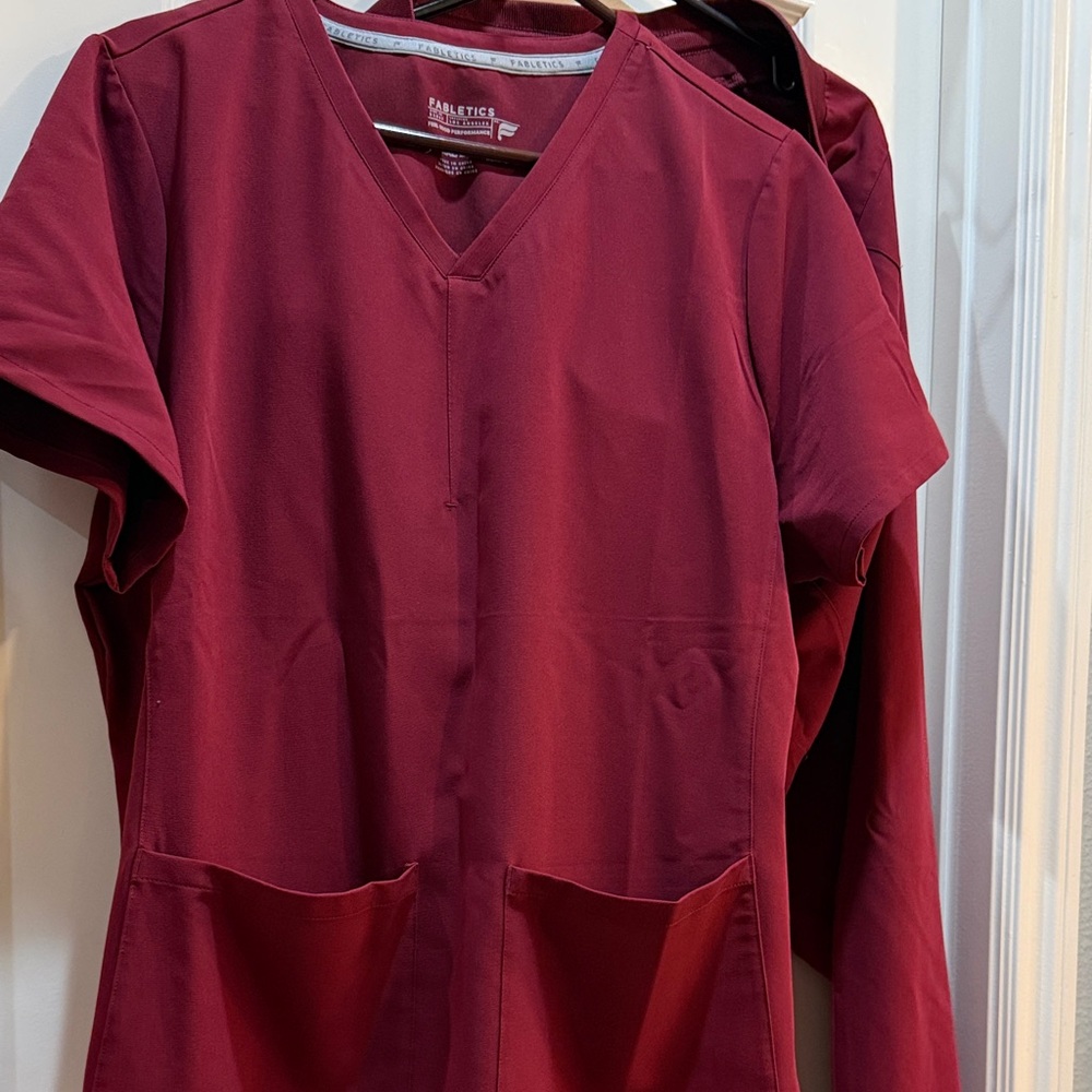 Fabletics Women's Burgundy V-Neck 2 piece scrub set XXL - Picture 14 of 15